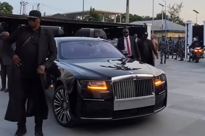 Nyesom Wike with his retinue of security personnel in Rolls Royce