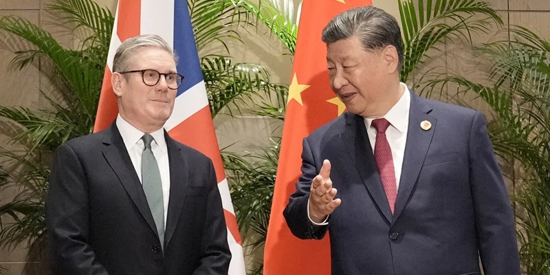 Prime Minister of the United Kingdom Keir Starmer with Chinese President Xi Jinping
