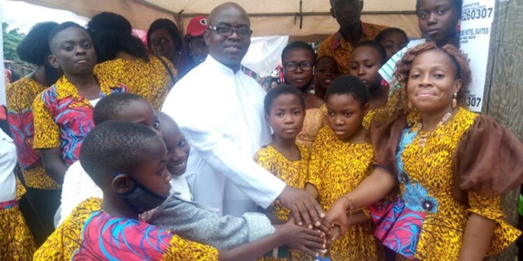 Association of People Living with Sickle Cell Disorder (APLSCD) National Coordinator, and Director of the Sickle Cell Orphanage, Aisha Edwards Maduagwu, with guests and the orphanagers