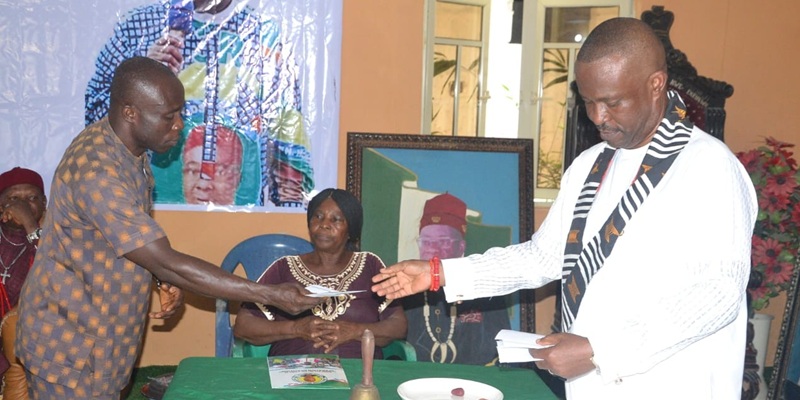 Dr. Ugorji Okechukwu Ugorji acknowledging his kinsmen