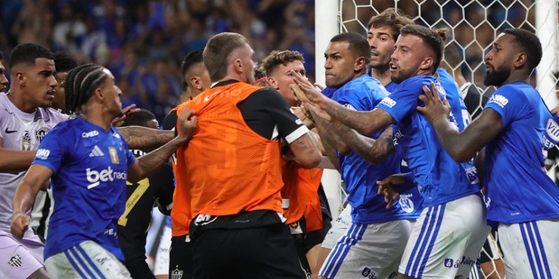 Massive brawl during the match between Cruzeiro and Atlético Mineiro that resulted to 23 red cards