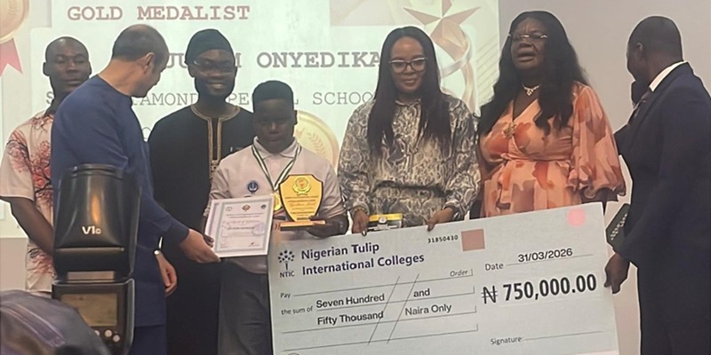 Egejurum Onyedikachi with the organisers of the competition