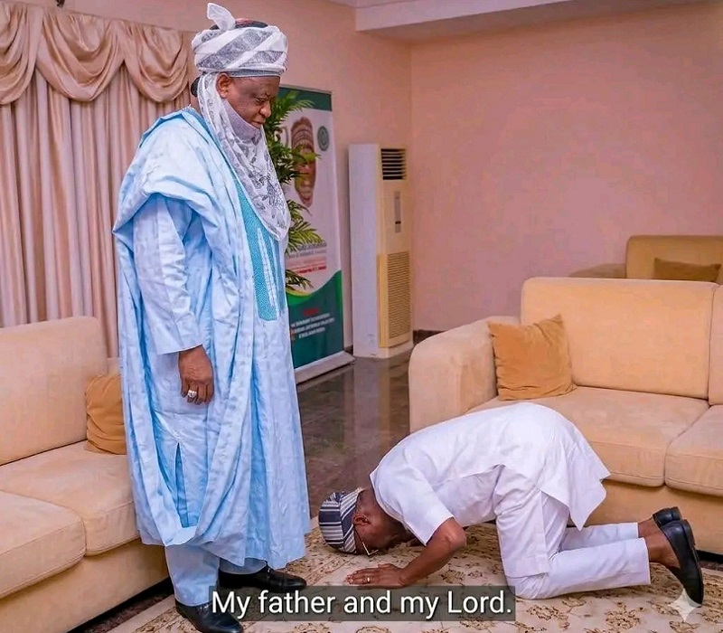 Governor Hyacinth Alia of Benue State bowing before the Sultan of Sokoto, Sa'ad Abubakar III