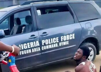 Mene Ogidi (sitting on the floor) killed by ASP Nuhu Usman