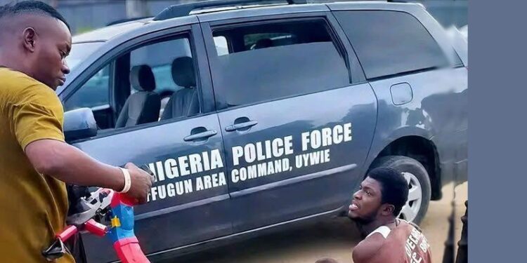 Mene Ogidi (sitting on the floor) killed by ASP Nuhu Usman