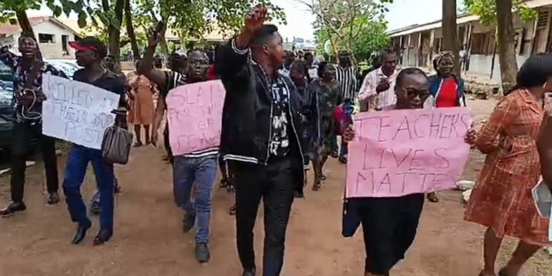 Teachers protest the kidnapping of school principal, teachers, and students in Oyo State