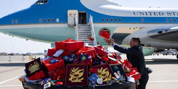 All made-in-china gifts and accessories dumped in the trash before boarding Air Force One