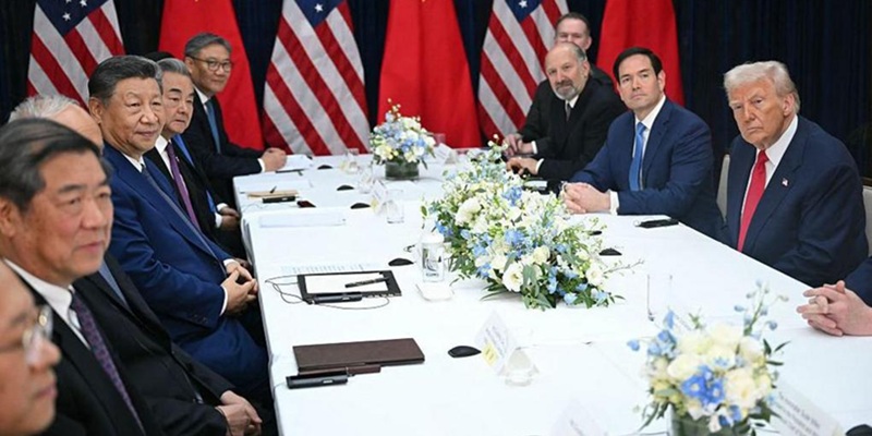 United States delegation and their Chinese counterparts, including Presidents Donald trump and Xi Jinping at a roundtable in China