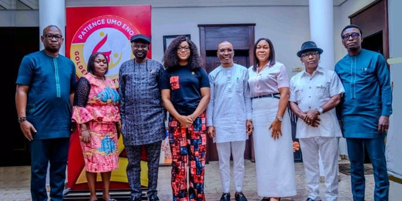 First Lady of Akwa Ibom State, Lady Helen Eno Obareki and AbasiAndikan Nkono (middle) pose for a group photograph with members of the NDDC delegation after the courtesy visit