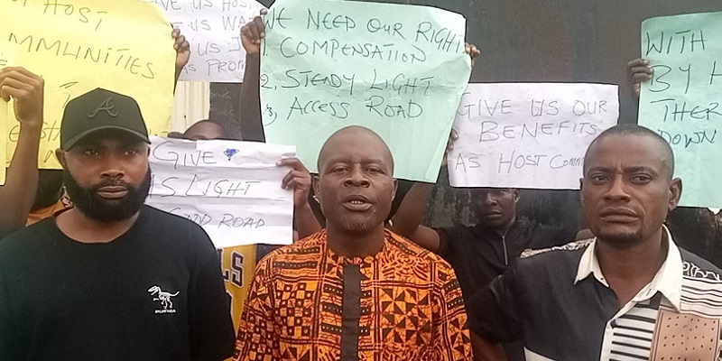 Protesters at the Transmission Company of Nigeria’s (TCN) switching station