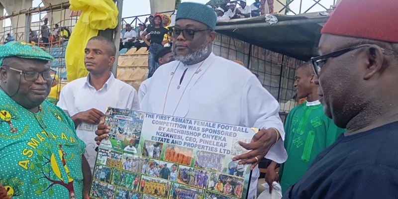 Award of Honor presented to Archbishop Dr. Onyeka Nzekwesi, CEO of Pineleaf Property Limited