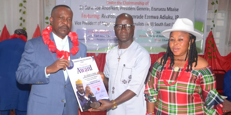 Dr. Ugorji Okechukwu Ugorji receiving the “Excellence in Public Administration Award” from the Federation of Mbaise Media Professionals (FMMP)