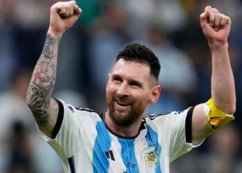 Lionel Messi hails fans after a match