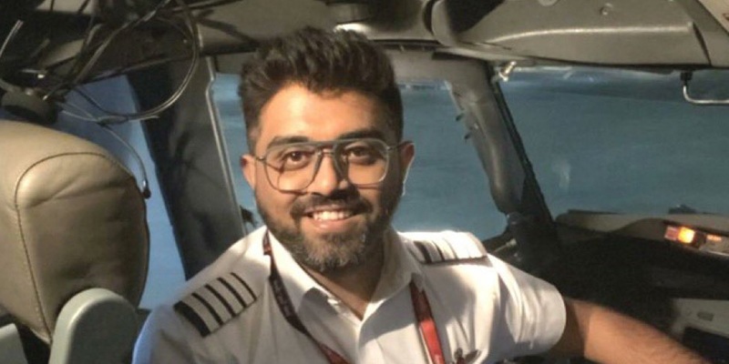 Flydubai FZ1073 Captain, Smit Machchhar, in the cockpit