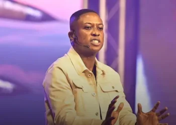 Men Dey! Pastor Bolaji Should Have Washed His Hands, Not Dust Shoes